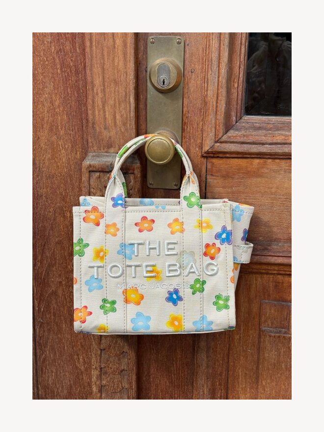 Marc Jacobs - THE MEDIUM TOTE MED BLOMSTER Marc Jacobs - THE MEDIUM TOTE MED BLOMSTER